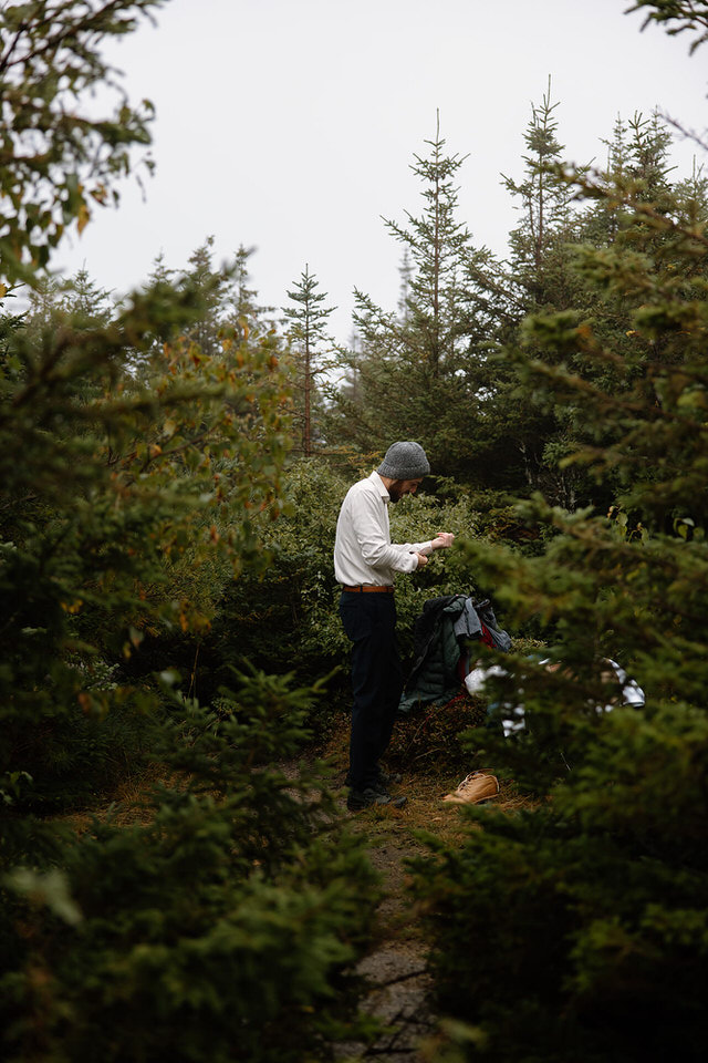groom getting ready for elopement on mountain