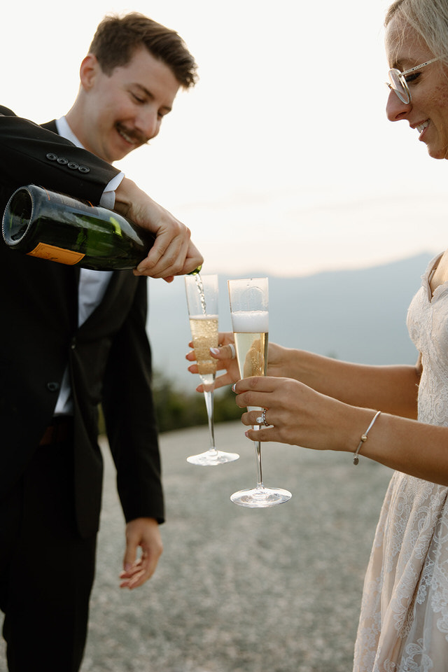 champagne pour in white mountains