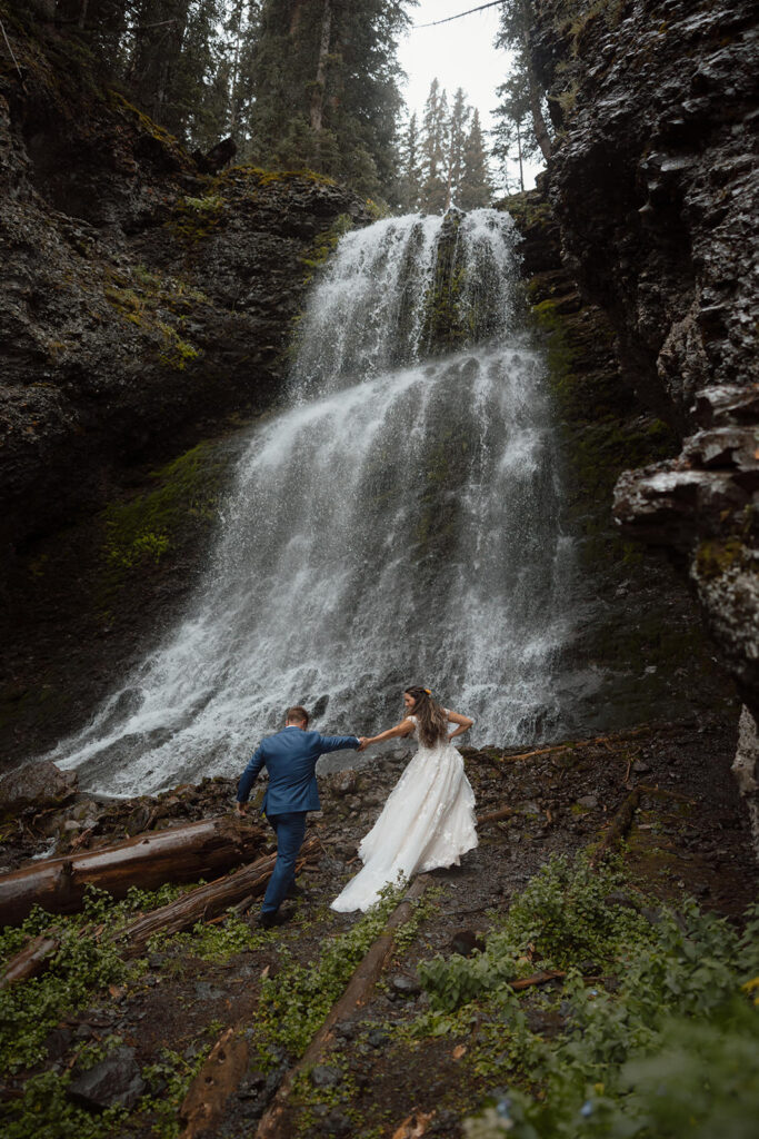 Ouray Colorado jeep elopement in the San Juan Mountains in the summer.